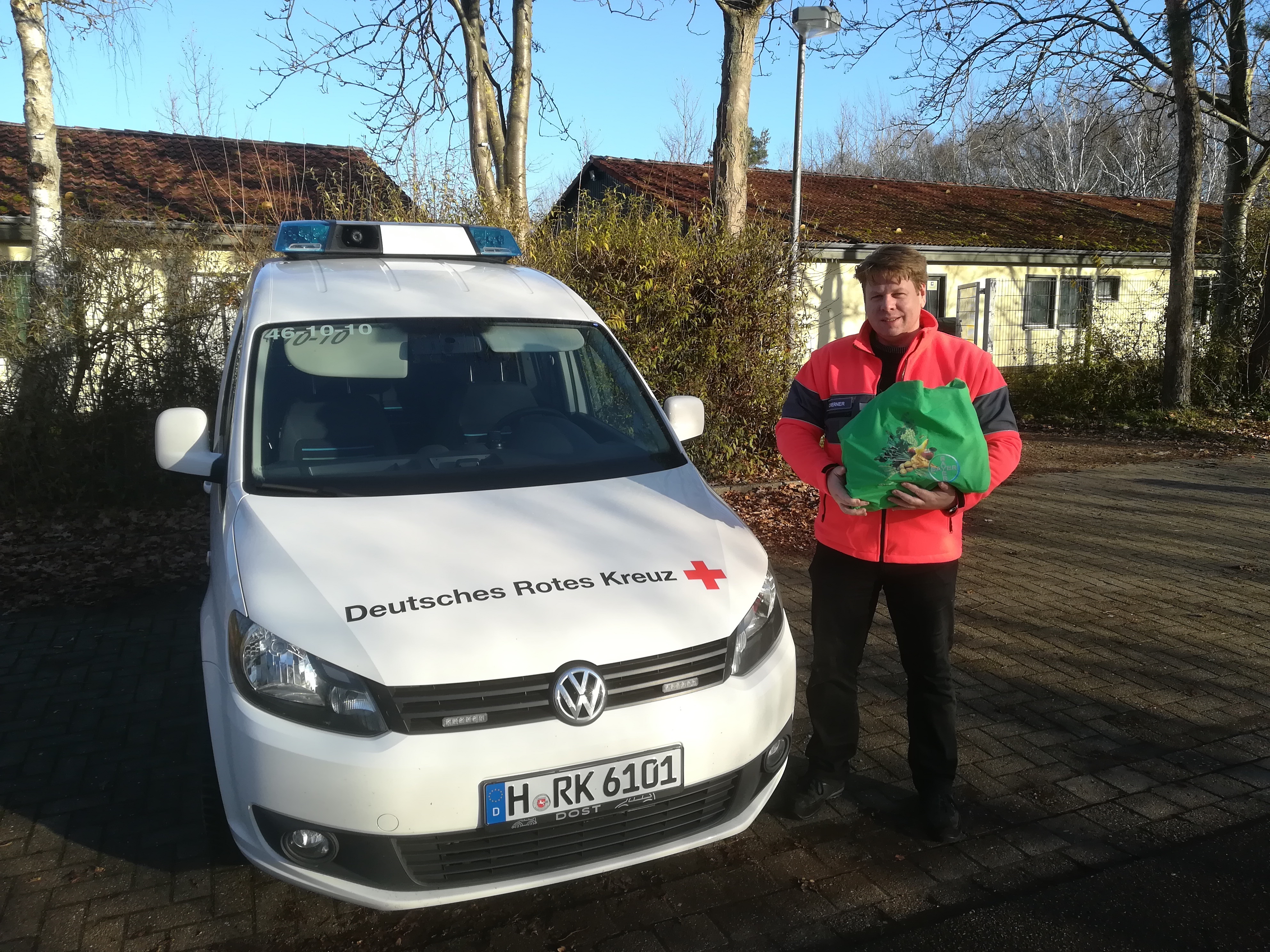 Foto: Christian Werner mit einem Präsentkorb